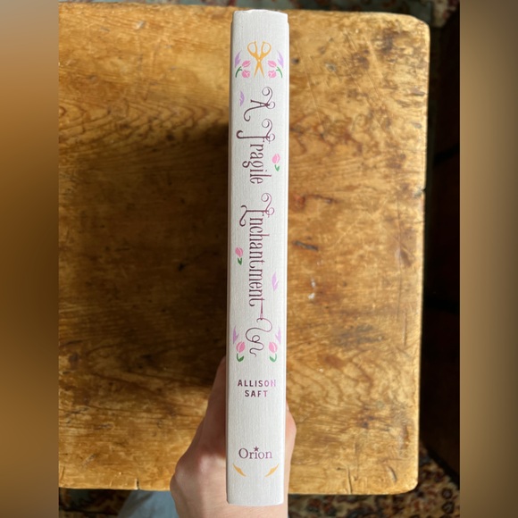 A Fragile Enchantment Fairyloot Special Edition - Picture 4 of 9